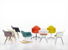 Verschiedene Modelle der Plastic Armchairs von Charles & Ray Eames Verschiedene Modelle der Plastic Armchairs von Charles & Ray Eames