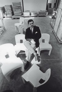 Joe Colombo in der Firma Kartell,1966 Bildquelle: Ignazia Favata ?Studio Joe Colombo, Mailand Foto: Oliviero Toscani Joe Colombo in der Firma Kartell,1966 Bildquelle: Ignazia Favata ?Studio Joe Colombo, Mailand Foto: Oliviero Toscani