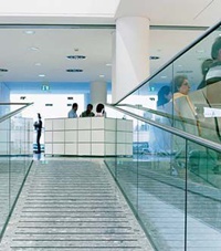 Klinische Atmosphäre -
architektonische Eleganz. Viel Weite und Atem bringt die
verglaste Rampe in die Spitalmaschine
- nicht nur ein Weg ins
andere Geschoss, sondern
auch ein kontemplativer Ort. Klinische Atmosphäre -
architektonische Eleganz. Viel Weite und Atem bringt die
verglaste Rampe in die Spitalmaschine
- nicht nur ein Weg ins
andere Geschoss, sondern
auch ein kontemplativer Ort.