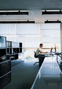 Klassisches und Zeitgenössisches,
so weit das Auge reicht:
In den Ausstellungsräumen
ebenso wie in den Büros steht
bei ClassiCon Höchstklassiges.
Hinter den Kulissen strukturieren
die schwarzen USM Haller Regale
den grossen Raum mit
zehn bis zwölf Arbeitsplätzen. Klassisches und Zeitgenössisches,
so weit das Auge reicht:
In den Ausstellungsräumen
ebenso wie in den Büros steht
bei ClassiCon Höchstklassiges.
Hinter den Kulissen strukturieren
die schwarzen USM Haller Regale
den grossen Raum mit
zehn bis zwölf Arbeitsplätzen.