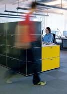 Konzentrierte Lebendigkeit
im Newsroom der Financial
Times in Hamburg. Hier treffen
Meldungen aus aller Welt auf
unterschiedliche Arbeitskulturen.
USM Haller Designermöbel in
Gelb und Anthrazit sollen ein
wenig Ordnung und Ruhe in die
tägliche Hektik bringen. Konzentrierte Lebendigkeit
im Newsroom der Financial
Times in Hamburg. Hier treffen
Meldungen aus aller Welt auf
unterschiedliche Arbeitskulturen.
USM Haller Designermöbel in
Gelb und Anthrazit sollen ein
wenig Ordnung und Ruhe in die
tägliche Hektik bringen.