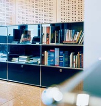 Eleganz und Grosszügigkeit
im neuen Sitz dieser Investment
Company bei Athen: warme
Farben, Böden aus Korkeiche,
viel Glas und viel Licht. Die USM Kitos Tische, hier mit Schreibtischoberflächen
in transparentem
Glas und schwarzer Eiche, sind
im ganzen Haus vertreten.
Sowohl in den Büros als auch in
den grossen Sitzungsräumen sind die Büromöbel ausgerüstet mit dem neusten
Hightech. Eleganz und Grosszügigkeit
im neuen Sitz dieser Investment
Company bei Athen: warme
Farben, Böden aus Korkeiche,
viel Glas und viel Licht. Die USM Kitos Tische, hier mit Schreibtischoberflächen
in transparentem
Glas und schwarzer Eiche, sind
im ganzen Haus vertreten.
Sowohl in den Büros als auch in
den grossen Sitzungsräumen sind die Büromöbel ausgerüstet mit dem neusten
Hightech.