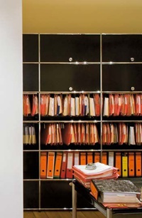 Der Inhalt bestimmt die Dimensionen.
506 Bände Fachliteratur,
vereint in einem schwarzen
USM Haller Bücherregal. Die
Aktenfülle des Anwalts findet
hängend in einer Spezialanfertigung
Platz. Der Inhalt bestimmt die Dimensionen.
506 Bände Fachliteratur,
vereint in einem schwarzen
USM Haller Bücherregal. Die
Aktenfülle des Anwalts findet
hängend in einer Spezialanfertigung
Platz.