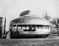 Dymaxion House von
Buckminster Fuller, 1945 fertiggestellt,
kann im Henry Ford
Museum in Dearborn, Michigan
(USA) besichtigt werden. Dymaxion House von
Buckminster Fuller, 1945 fertiggestellt,
kann im Henry Ford
Museum in Dearborn, Michigan
(USA) besichtigt werden.