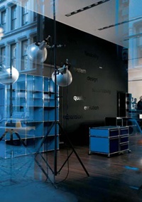 Der internationale Showroom-Ausstellungszyklus steht
bei USM 2007 und 2008 im Zeichen des Fotografischen, um es auf einen knappen
Nenner zu bringen. So, wie auch in der neu konzeptionierten Basisbroschüre details
das die Designmöbel im Mittelpunkt einer fotografischen Inszenierung sieht. Mit dem Ziel, die
Möbelbausysteme ästhetisch hochwertig und zugleich formal reduziert zu porträtieren.
Die Atmosphäre eines Fotoshootings wurde in den USM Showroom-Ausstellungen kreiert,
die Stimmung eines Fotostudios, in dem soeben für die Broschüre details fotografiert
wurde. Lampen, Stative, Hintergründe bringen diese Unmittelbarkeit, diesen speziellen
Studiocharakter in die Ausstellungen.
USM Berlin, USM Bern, USM Hamburg, USM Mailand, USM New York, USM Paris: Angefragt wurden Fotografen, die
mit einer jeweiligen Stadt verbunden sind, Arrivierte ebenso wie Jungtalente, die noch nie
eine grosse Plattform hatten. Sie alle bekamen eine Carte Blanche - mit einer einzigen
Rahmenbedingung: Die Inszenierungen mussten mit der Stadt etwas zu tun haben, die
Möbelbausysteme konnten Teil der Idee sein. Was dabei herausgekommen ist, sehen
Sie auf der nächsten Doppelseite. Der internationale Showroom-Ausstellungszyklus steht
bei USM 2007 und 2008 im Zeichen des Fotografischen, um es auf einen knappen
Nenner zu bringen. So, wie auch in der neu konzeptionierten Basisbroschüre details
das die Designmöbel im Mittelpunkt einer fotografischen Inszenierung sieht. Mit dem Ziel, die
Möbelbausysteme ästhetisch hochwertig und zugleich formal reduziert zu porträtieren.
Die Atmosphäre eines Fotoshootings wurde in den USM Showroom-Ausstellungen kreiert,
die Stimmung eines Fotostudios, in dem soeben für die Broschüre details fotografiert
wurde. Lampen, Stative, Hintergründe bringen diese Unmittelbarkeit, diesen speziellen
Studiocharakter in die Ausstellungen.
USM Berlin, USM Bern, USM Hamburg, USM Mailand, USM New York, USM Paris: Angefragt wurden Fotografen, die
mit einer jeweiligen Stadt verbunden sind, Arrivierte ebenso wie Jungtalente, die noch nie
eine grosse Plattform hatten. Sie alle bekamen eine Carte Blanche - mit einer einzigen
Rahmenbedingung: Die Inszenierungen mussten mit der Stadt etwas zu tun haben, die
Möbelbausysteme konnten Teil der Idee sein. Was dabei herausgekommen ist, sehen
Sie auf der nächsten Doppelseite.