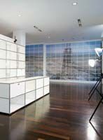 Der Mailänder Fotograf Armin
Linke dokumentiert auf zahlreichen
Reisen durch die ganze
Welt Phänomene der Globalisierung
und deren soziale und politische
Auswirkungen. Dabei legt
er sich in der Motivwahl auf kein
bestimmtes Genre fest: vom
Menschen geschaffene Landschaften,
Megacities, Porträts,
Innenräume oder technischer
Wahnsinn - immer ist die Idee
des Archivierens konzeptueller
Hintergrund für Linkes Arbeit. Der Mailänder Fotograf Armin
Linke dokumentiert auf zahlreichen
Reisen durch die ganze
Welt Phänomene der Globalisierung
und deren soziale und politische
Auswirkungen. Dabei legt
er sich in der Motivwahl auf kein
bestimmtes Genre fest: vom
Menschen geschaffene Landschaften,
Megacities, Porträts,
Innenräume oder technischer
Wahnsinn - immer ist die Idee
des Archivierens konzeptueller
Hintergrund für Linkes Arbeit.