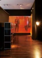 Eine riesige Baustelle, die aus
einem langen Schlaf erwacht
und mit Optimismus und Energie
ans Werk geht. So sieht Judith
Affolter Berlin. Die Fotografin
wurde 1969 in der Schweiz geboren
und lebt in Berlin und Zürich.
Gleichzeitig sind die Tragik und
Melancholie Berlins in ihren
Bildern jederzeit spürbar. Die
Künstlerin hielt beides ganz
direkt und unmittelbar fest -
mit ihrem Handy Eine riesige Baustelle, die aus
einem langen Schlaf erwacht
und mit Optimismus und Energie
ans Werk geht. So sieht Judith
Affolter Berlin. Die Fotografin
wurde 1969 in der Schweiz geboren
und lebt in Berlin und Zürich.
Gleichzeitig sind die Tragik und
Melancholie Berlins in ihren
Bildern jederzeit spürbar. Die
Künstlerin hielt beides ganz
direkt und unmittelbar fest -
mit ihrem Handy