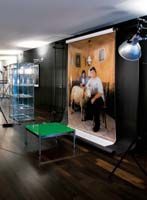 Was macht der Esel in der
guten Stube? Das Pferd im Wohnzimmer?
Das Schaf in der Küche?
Der New Yorker Fotograf Jon
Naiman lebt und arbeitet in
Zürich. Er zeigt Momentaufnahmen,
die das Unnormale zum
Normalen erklären. Der Familienalltag
bekommt eine andere
Dimension. Die territorialen Ansprüche
müssen neu definiert
werden. Darf sein, was nicht
sein kann? Was macht der Esel in der
guten Stube? Das Pferd im Wohnzimmer?
Das Schaf in der Küche?
Der New Yorker Fotograf Jon
Naiman lebt und arbeitet in
Zürich. Er zeigt Momentaufnahmen,
die das Unnormale zum
Normalen erklären. Der Familienalltag
bekommt eine andere
Dimension. Die territorialen Ansprüche
müssen neu definiert
werden. Darf sein, was nicht
sein kann?