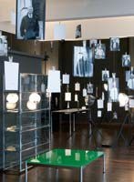 Als gebürtiger Hamburger
widmete sich der Künstler und
Designer Sven Ingmar Thies
nach mehrjährigen Aufenthalten
in England, Japan und
Österreich einem näherliegenden
Thema: dem Hamburger
Hafen. Dort fotografierte er Kaufleute,
Hafenarbeiter, Kapitäne,
Passanten und Touristen. Diese
Porträts füllen, an dünnen
Schnüren hängend, den 200
Quadratmeter grossen USM
Showroom aus. Die Fotos
schwingen sanft über dem Betrachter,
in Kopfhöhe und
Bodennähe; sie formen als
Ganzes eine Welle. Als gebürtiger Hamburger
widmete sich der Künstler und
Designer Sven Ingmar Thies
nach mehrjährigen Aufenthalten
in England, Japan und
Österreich einem näherliegenden
Thema: dem Hamburger
Hafen. Dort fotografierte er Kaufleute,
Hafenarbeiter, Kapitäne,
Passanten und Touristen. Diese
Porträts füllen, an dünnen
Schnüren hängend, den 200
Quadratmeter grossen USM
Showroom aus. Die Fotos
schwingen sanft über dem Betrachter,
in Kopfhöhe und
Bodennähe; sie formen als
Ganzes eine Welle.