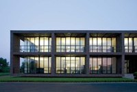 Licht, Raum, Eleganz - subtile
Reduktion in der Eingangshalle.
Bemerkenswert ist der Boden
aus Gneis, er ist Bühne für
USM Haller in Schwarz und die
klassischen Ledersessel LC2
von Le Corbusier. Im Bild: Licht, Raum, Eleganz - subtile
Reduktion in der Eingangshalle.
Bemerkenswert ist der Boden
aus Gneis, er ist Bühne für
USM Haller in Schwarz und die
klassischen Ledersessel LC2
von Le Corbusier. Im Bild: