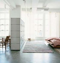 Als Raumtrenner und hoch willkommener
Stauraum dient das
weisse USM Haller Regal (oben).
Wir entschieden uns für USM,
weil es schlicht unzerstörbar ist,
sagt der Fotograf. Wir leben
mit einem Hund und wollten uns
das Leben einfach einfacher
machen. Als Raumtrenner und hoch willkommener
Stauraum dient das
weisse USM Haller Regal (oben).
Wir entschieden uns für USM,
weil es schlicht unzerstörbar ist,
sagt der Fotograf. Wir leben
mit einem Hund und wollten uns
das Leben einfach einfacher
machen.