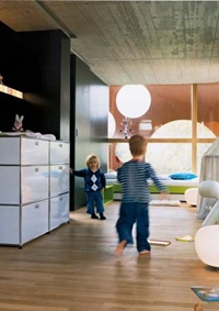 Eigenwillig ist auch das Innenleben
und, wie nicht anders zu
erwarten, wurde die Frage nach
dem Wickeltisch ebenso eigenwillig
gelöst: mit einem USM Haller Regal in Lichtgrau. Stabil,
robust, einfach zu reinigen und
vor allem wiederverwendbar,
wenn die Kinder längst nicht
mehr gewickelt werden müssen.
So der Familienvater. Und er
bekräftigt, dass alle anderen
Teile von USM klassisch im
Einsatz sind. Eigenwillig ist auch das Innenleben
und, wie nicht anders zu
erwarten, wurde die Frage nach
dem Wickeltisch ebenso eigenwillig
gelöst: mit einem USM Haller Regal in Lichtgrau. Stabil,
robust, einfach zu reinigen und
vor allem wiederverwendbar,
wenn die Kinder längst nicht
mehr gewickelt werden müssen.
So der Familienvater. Und er
bekräftigt, dass alle anderen
Teile von USM klassisch im
Einsatz sind.