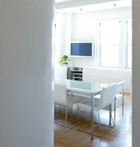 Der Architekt Cass Calder Smith
von CCS Architecture verwandelte
2006 dieses Studioappartement
im New Yorker Greenwich
Village in eine Einzimmerwohnung.
Er wählte den Tisch
von USM Haller mit der rückseitig
weiss lackierten Glasoberfläche,
weil dieser gut in die
moderne, nüchterne Ästhetik
des Raumes passt.
Der Tisch sieht einfach gut aus,
sagt Calder Smith, der sowohl
privat wie im Büro Regale von
USM hat. Sein zentrales Anliegen
in der kleinen Wohnung war die
perfekte Raumausnützung.
Deshalb dient der Tisch genauso
gut als Arbeitsfläche wie als
Esstisch. Der Architekt Cass Calder Smith
von CCS Architecture verwandelte
2006 dieses Studioappartement
im New Yorker Greenwich
Village in eine Einzimmerwohnung.
Er wählte den Tisch
von USM Haller mit der rückseitig
weiss lackierten Glasoberfläche,
weil dieser gut in die
moderne, nüchterne Ästhetik
des Raumes passt.
Der Tisch sieht einfach gut aus,
sagt Calder Smith, der sowohl
privat wie im Büro Regale von
USM hat. Sein zentrales Anliegen
in der kleinen Wohnung war die
perfekte Raumausnützung.
Deshalb dient der Tisch genauso
gut als Arbeitsfläche wie als
Esstisch.