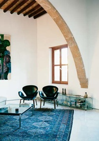 Eine grosse, lange Geschichte
hat dieser Palazzo in einem
Vorort von Nikosia erlebt. Er war
auch schon eine Schule und
einst im Besitz der britischen
Armee. Wenn diese Wände
sprechen könnten... Das Haus
war in einem äusserst schlechten
Zustand, als es Melina
Apostolidis Matsi erwarb. Der
zypriotische Architekt Haris
Hadjivassiliou war für die Renovation
zuständig. Er wollte
renovieren, aber nicht imitieren,
kommentiert er seine
Arbeit am alten Gemäuer. Eine grosse, lange Geschichte
hat dieser Palazzo in einem
Vorort von Nikosia erlebt. Er war
auch schon eine Schule und
einst im Besitz der britischen
Armee. Wenn diese Wände
sprechen könnten... Das Haus
war in einem äusserst schlechten
Zustand, als es Melina
Apostolidis Matsi erwarb. Der
zypriotische Architekt Haris
Hadjivassiliou war für die Renovation
zuständig. Er wollte
renovieren, aber nicht imitieren,
kommentiert er seine
Arbeit am alten Gemäuer.