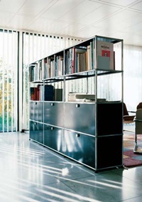 Im USM Stahlbausystem Mini
geht alles vom Quadrat aus, wie
der Grundriss des Hauses von
Remo Bill zeigt: Das Erdgeschoss
wurde als ein einziger Raum
konzipiert. Das offene Cheminée
steht frei im Raum. Schwarze
Designmöbel von USM Haller unterteilen
den Wohn- und Essraum, Wände
gibt es keine. Der Boden ist aus
weissem Marmor. Eine Stahltreppe
verbindet das Untergeschoss
mit dem Obergeschoss und trennt
den Grundriss. Im USM Stahlbausystem Mini
geht alles vom Quadrat aus, wie
der Grundriss des Hauses von
Remo Bill zeigt: Das Erdgeschoss
wurde als ein einziger Raum
konzipiert. Das offene Cheminée
steht frei im Raum. Schwarze
Designmöbel von USM Haller unterteilen
den Wohn- und Essraum, Wände
gibt es keine. Der Boden ist aus
weissem Marmor. Eine Stahltreppe
verbindet das Untergeschoss
mit dem Obergeschoss und trennt
den Grundriss.