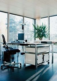 Im Obergeschoss befinden sich
das Büro, die Schlafräume und das
Bad. Die Fassade besteht ebenfalls
aus Glas. Die Elementwände
aus Stahl sind flexibel verstellbar.
Und im Home Office dient der
mobile USM Haller Rollcontainer als zusätzliche Arbeitsfläche und
Ablage, wenn er nicht gerade
unter dem USM Haller Schreibtisch ruht. Im Obergeschoss befinden sich
das Büro, die Schlafräume und das
Bad. Die Fassade besteht ebenfalls
aus Glas. Die Elementwände
aus Stahl sind flexibel verstellbar.
Und im Home Office dient der
mobile USM Haller Rollcontainer als zusätzliche Arbeitsfläche und
Ablage, wenn er nicht gerade
unter dem USM Haller Schreibtisch ruht.