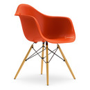 Eames Plastic Armchair RE DAW, Rot (poppy red), Ohne Polsterung, Ohne Polsterung, Standardhöhe - 43 cm, Ahorn gelblich