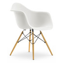 Eames Plastic Armchair RE DAW, Weiß, Ohne Polsterung, Ohne Polsterung, Standardhöhe - 43 cm, Esche honigfarben