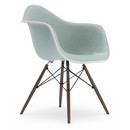 Eames Plastic Armchair RE DAW, Eisgrau, Mit Vollpolsterung, Eisblau / elfenbein, Standardhöhe - 43 cm, Ahorn dunkel