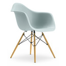 Eames Plastic Armchair RE DAW, Eisgrau, Ohne Polsterung, Ohne Polsterung, Standardhöhe - 43 cm, Esche honigfarben