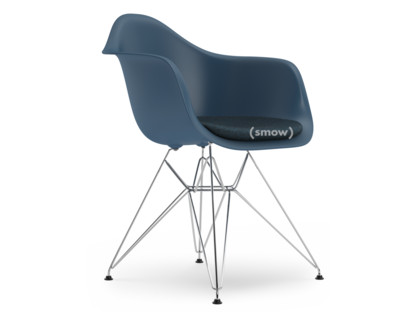 Eames Plastic Armchair RE DAR Meerblau|Mit Sitzpolster|Eisblau / moorbraun|Standardhöhe - 43 cm|Verchromt