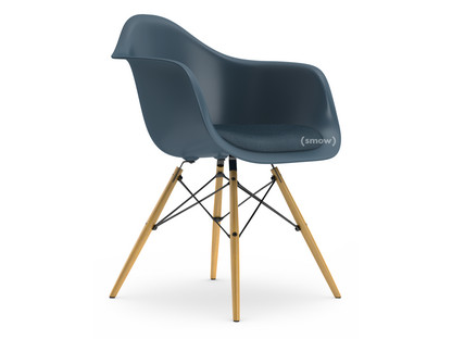 Eames Plastic Armchair RE DAW Meerblau|Mit Sitzpolster|Meerblau / dunkelgrau|Standardhöhe - 43 cm|Esche honigfarben