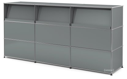 USM Haller Theke Typ 2 (mit Schrägtablaren), Mittelgrau RAL 7005, 225 cm (3 Elemente), 50 cm