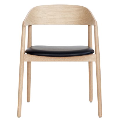AC2 Armlehnstuhl, Eiche weiß pigmentiert, matt lackiert, Mit Sitzpolster, Leder schwarz