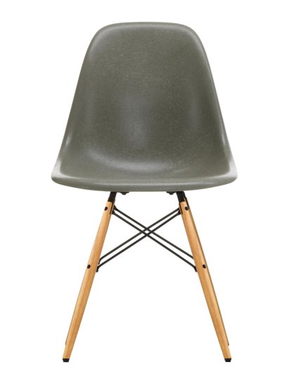 Eames Fiberglass Chair DSW, Eames raw umber, Esche honigfarben