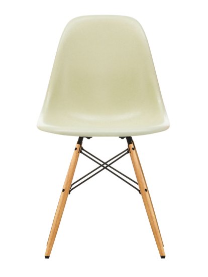 Eames Fiberglass Chair DSW, Eames parchment, Esche honigfarben