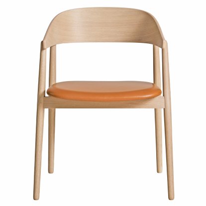 AC2 Armlehnstuhl, Eiche weiß pigmentiert, matt lackiert, Mit Sitzpolster, Leder cognac