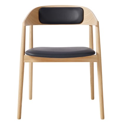 AC2 Armlehnstuhl, Eiche weiß pigmentiert, matt lackiert, Mit Sitz- und Rückenpolster, Leder schwarz