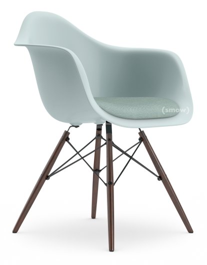 Eames Plastic Armchair RE DAW, Eisgrau, Mit Sitzpolster, Eisblau / elfenbein, Standardhöhe - 43 cm, Ahorn dunkel
